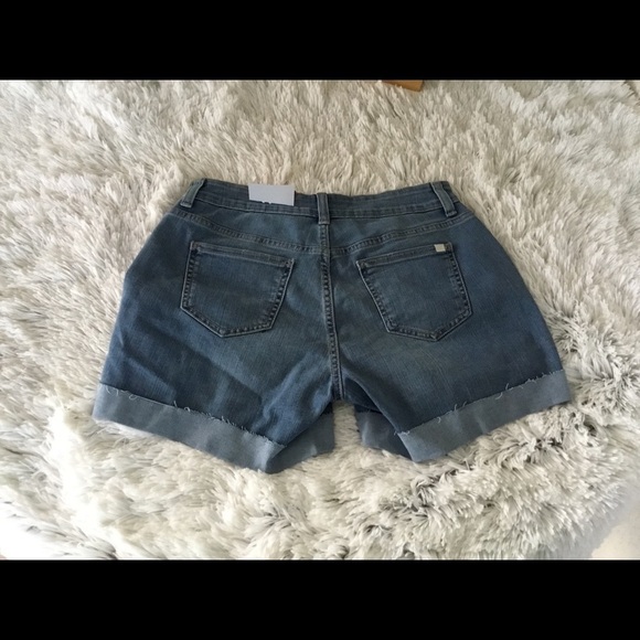 Jennifer Lopez light wash size 2 stretch short - Picture 9 of 16